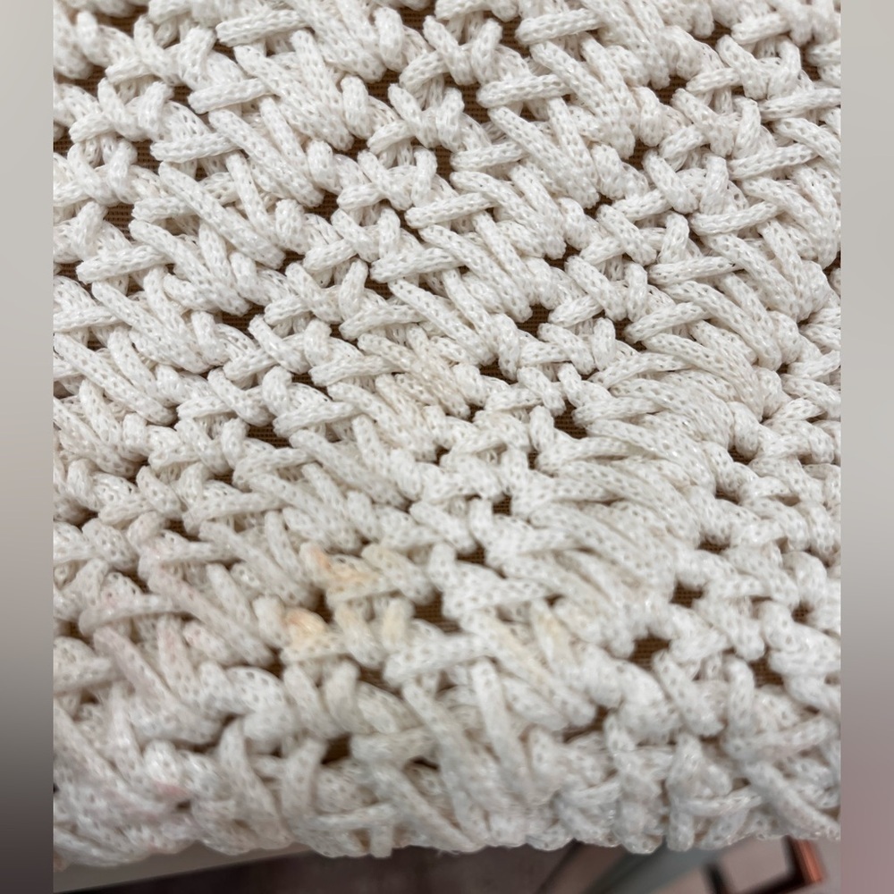 Rattan raffia woven crochet white 60โs kitschy mod purse with brass hardware - Picture 9 of 11